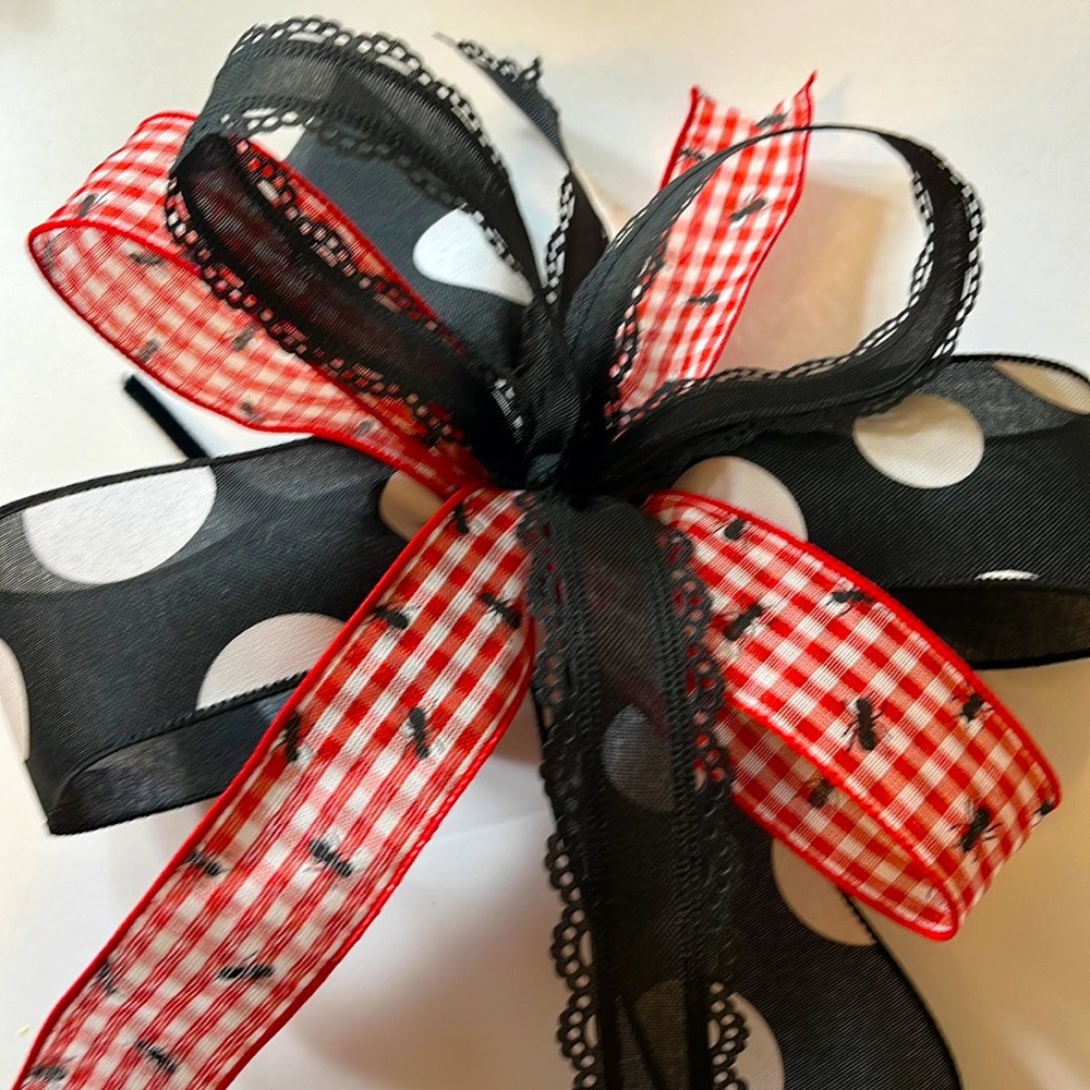 Ant accent bow